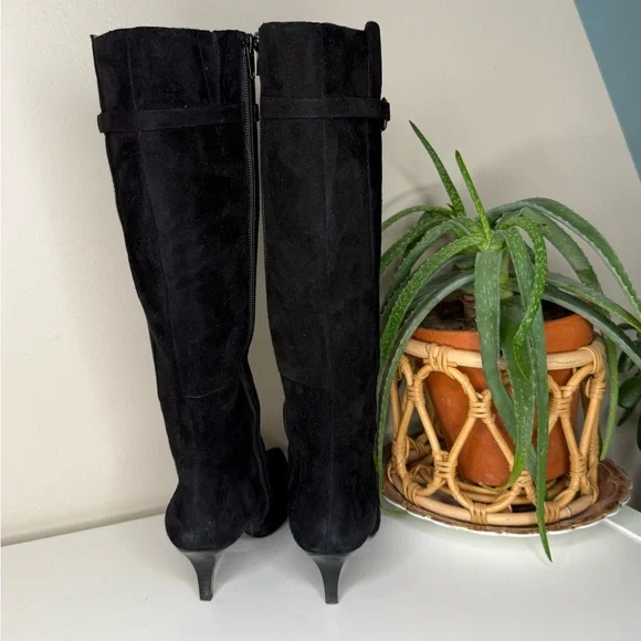 Bandolino Black Suede Knee High Boots Pointed Toe Kitten Heel Size 6.5 Classic - Picture 4 of 11